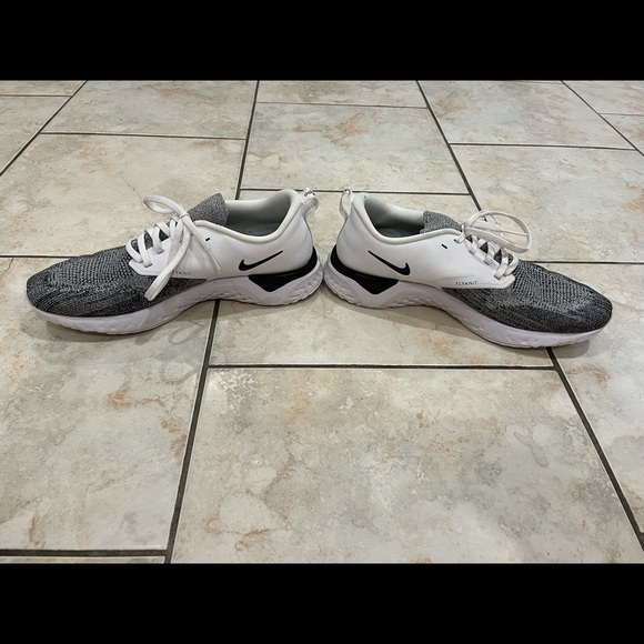 Men’s Nike Odyssey React Sneakers - Picture 3 of 4